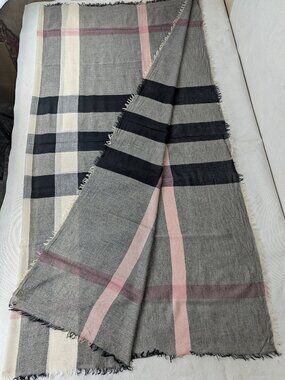 Burberry Mega Check Wool/Cashmere Gray Scarf Shawl/Wrap Made in Italy